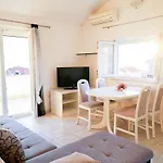 Zadar, The Florens - Near The With The New Pool & Garden, Bbq And Kids Playground 아파트 *