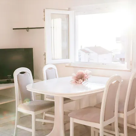 Lejlighed Zadar, The Florens - Near The With The New Pool & Garden, Bbq And Kids Playground *