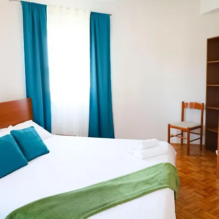 アパート Zadar, The Florens - Near The With The New Pool & Garden, Bbq And Kids Playground ザダル